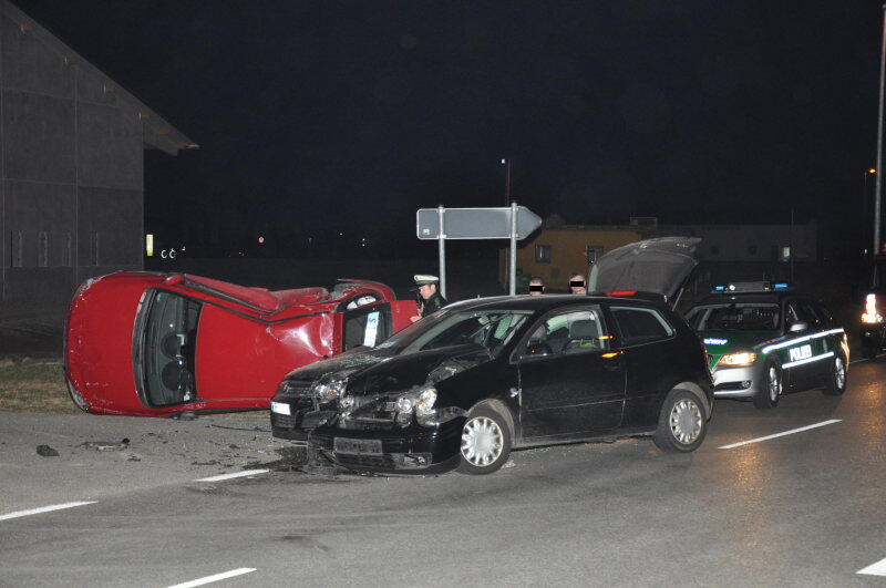 Beim Einfahren in die Kreuzung missachtete ein Fahrer die Vorfahrtsregeln. Sein Auto wurde von zwei weiteren gerammt und durch die Luft geschleudert.
