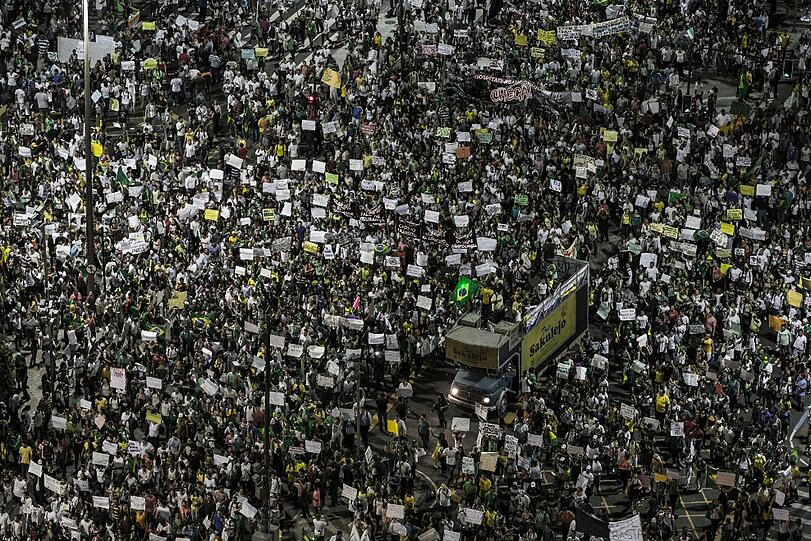 Knapp ein Jahr vor der Fußball-WM in Brasilien erlebt das Land einen ungeahnten Sturm des Protestes.