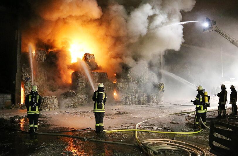 Das Feuer brach in der Nacht zum Dienstag aus. Die Ursache ist noch unklar.