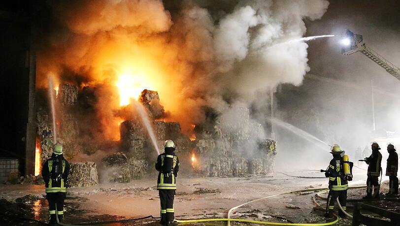 Das Feuer brach in der Nacht zum Dienstag aus. Die Ursache ist noch unklar. Das Feuer brach in der Nacht zum Dienstag aus. Die Ursache ist noch unklar.