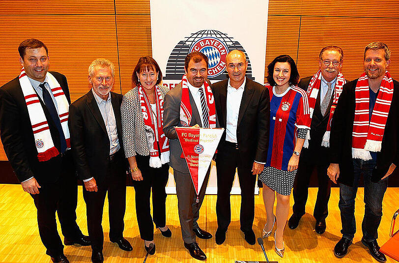 Der erste Fanklub des FC Bayern im Bundestag, darunter Dorothee Bär (3.v.r.).