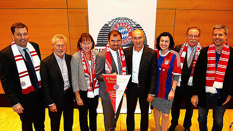 Der erste Fanklub des FC Bayern im Bundestag, darunter Dorothee Bär (3.v.r.).