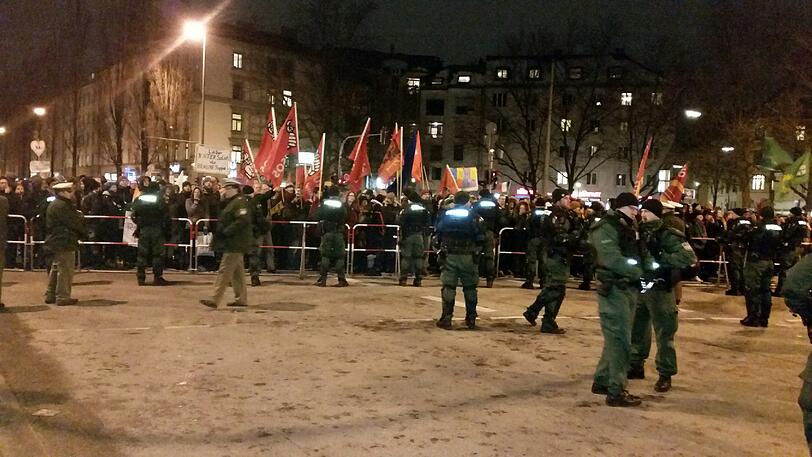 Rund 100 Teilnehmer zählt die Bagida-Kundgebung am Montag. Demgegenüber stehen 200 Gegendemonstranten. Die Bilder!