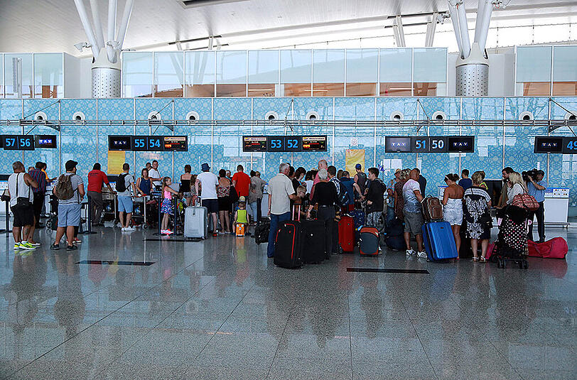 Britische Touristen bei der Abreise im Flughafen von Sousse.