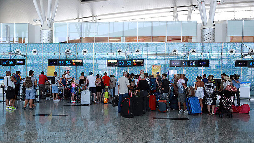 Britische Touristen bei der Abreise im Flughafen von Sousse. Britische Touristen bei der Abreise im Flughafen von Sousse.