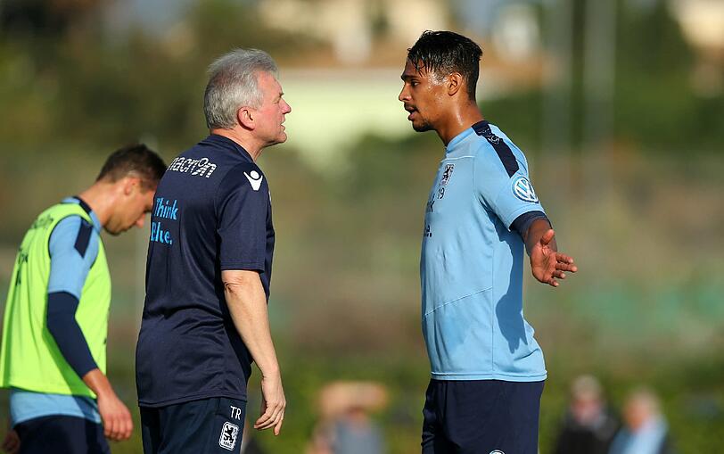 Okotie wollte nach seinem Einzeltraining (er litt unter Bauchmuskelschmerzen) wieder ins Mannschaftstraining zurückkehren - Möhlmann lehnte ab.