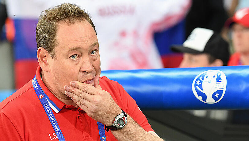 Russlands Nationaltrainer Leonid Sluzki warf nach den desaströsen Auftritten in Frankreich hin. Russlands Nationaltrainer Leonid Sluzki warf nach den desaströsen Auftritten in Frankreich hin.