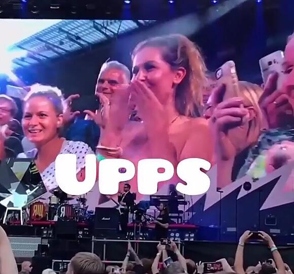 Robbie Williams signiert die Brüste von Ines Anioli