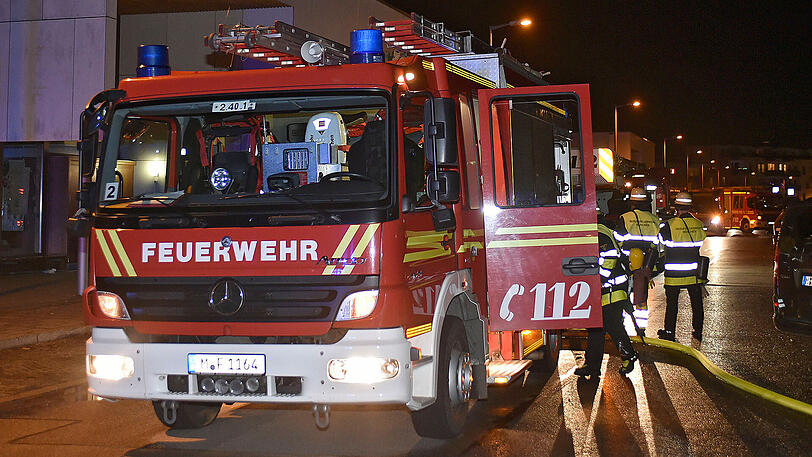 Die Münchner Berufsfeuerwehr am Samstagabend am Einsatzort.