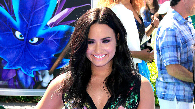 Demi Lovato trägt neuerdings einen funkelnden Verlobungsring am Finger.