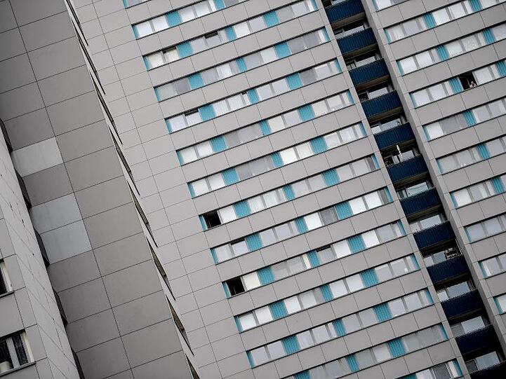 Blick auf eine Wohnhausfassade. Foto: Britta Pedersen/dpa-Zentralbild/dpa/Symbolbild