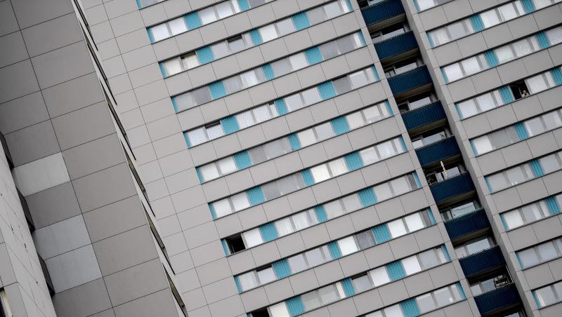 Blick auf eine Wohnhausfassade. Foto: Britta Pedersen/dpa-Zentralbild/dpa/Symbolbild Blick auf eine Wohnhausfassade. Foto: Britta Pedersen/dpa-Zentralbild/dpa/Symbolbild