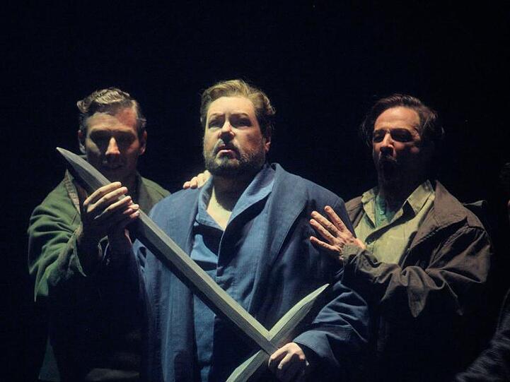 Kay Stiefermann (Ein Steuermann, l-r), Stephen Gould (Tristan) und Greer Grimsley (Kurwenal) in "Tristan und Isolde".