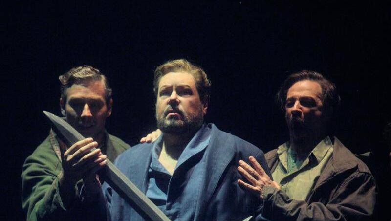 Kay Stiefermann (Ein Steuermann, l-r), Stephen Gould (Tristan) und Greer Grimsley (Kurwenal) in "Tristan und Isolde". Kay Stiefermann (Ein Steuermann, l-r), Stephen Gould (Tristan) und Greer Grimsley (Kurwenal) in "Tristan und Isolde".