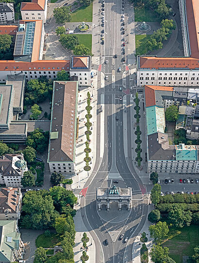 Unten das Siegestor, oben der Geschwister-Scholl-Platz.