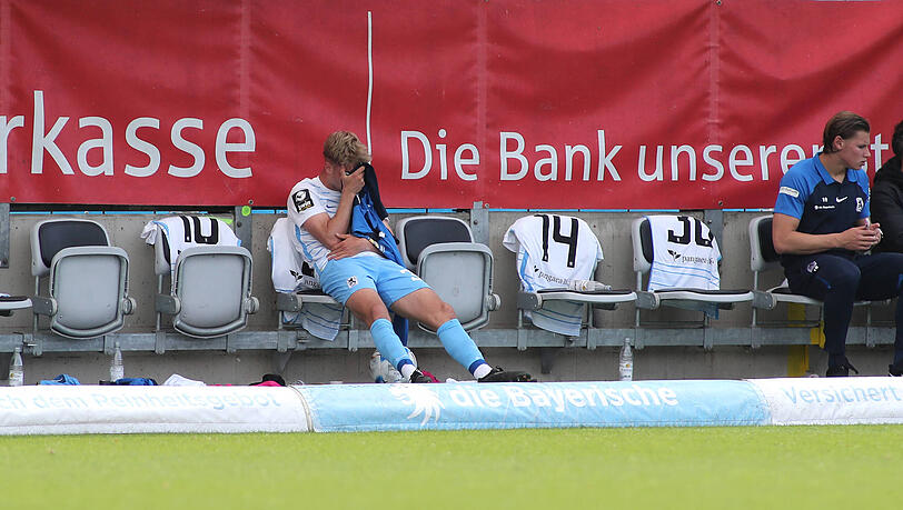 Auch auf der Bank war Morgalla noch sichtlich mitgenommen. Auch auf der Bank war Morgalla noch sichtlich mitgenommen.