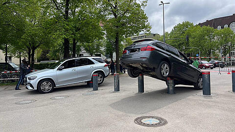 Durch die Sicherheitspoller wurden die beiden Kfz nach oben gedrückt.
