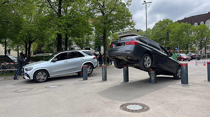 Durch die Sicherheitspoller wurden die beiden Kfz nach oben gedrückt.