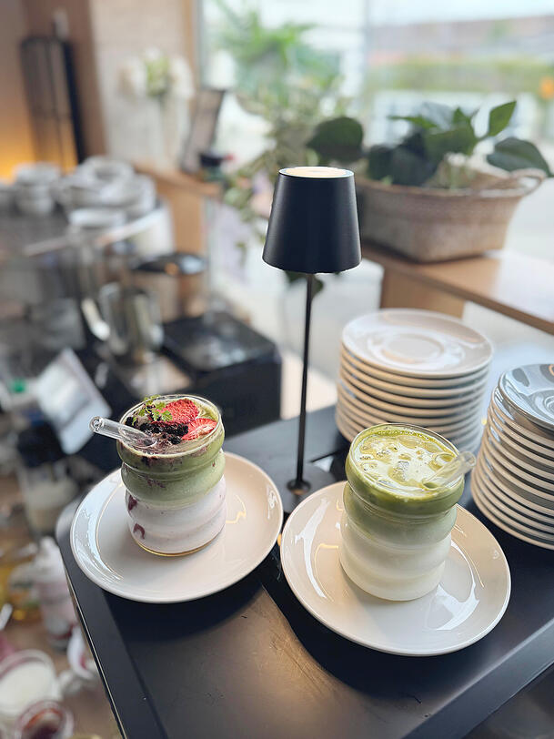 Links: ein Matcha Latte mit Beeren-Mix-Topping, daneben ein Matcha Latte. Links: ein Matcha Latte mit Beeren-Mix-Topping, daneben ein Matcha Latte.