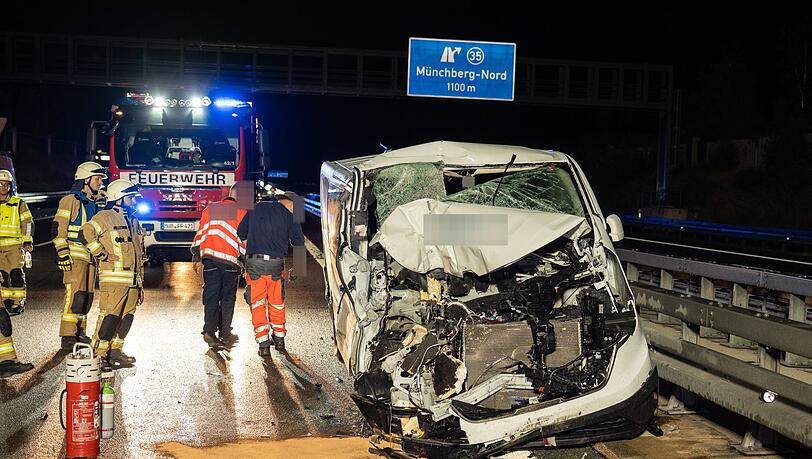 Zwei der acht Insassen in dem Kleinbus wurden schwer verletzt.