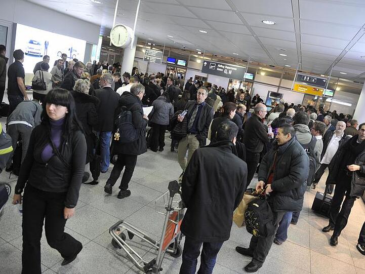 Geduld war angesagt: Wartende Passagiere am Münchner Flughafen.