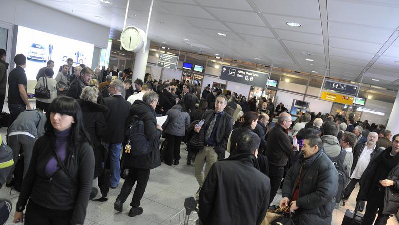 Geduld war angesagt: Wartende Passagiere am Münchner Flughafen. Geduld war angesagt: Wartende Passagiere am Münchner Flughafen.