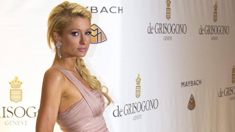 Paris Hilton hat sich auf den Weg zur Fußball-WM gemacht. Paris Hilton hat sich auf den Weg zur Fußball-WM gemacht.