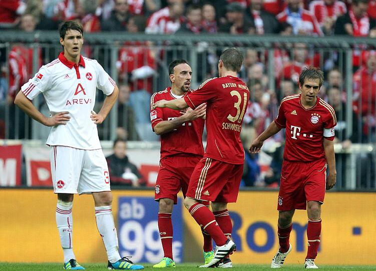 PHILIPP LAHM (r.): Die Pause statt des Pokalspiels gegen Ingolstadt habe &bdquo;gut getan&ldquo;, sagte er. Frisch und konzentriert bei der Sache. Ließ den Nürnbergern über ihre rechte Seite keine Chance. NOTE: 3