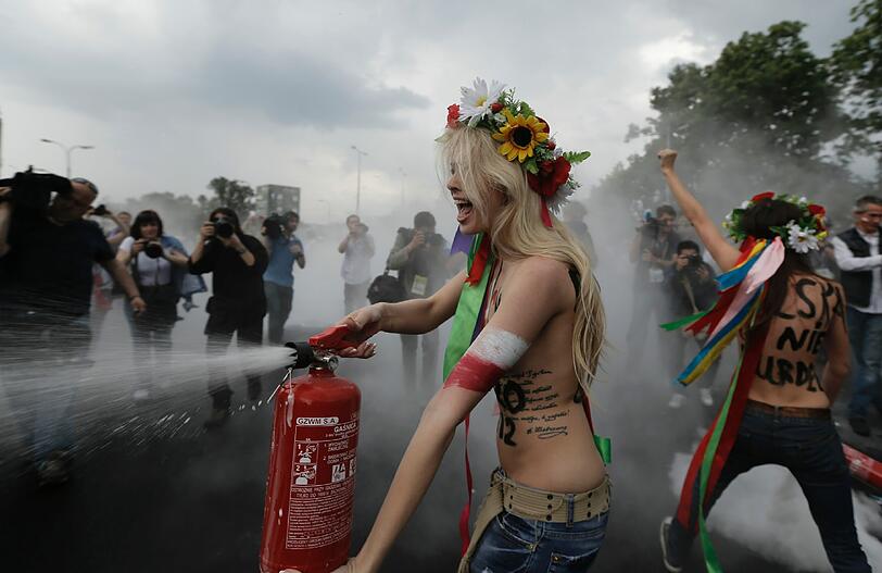 Bereits zum Auftaktspiel der Fußball-Europameisterschaft hatten Aktivistinnen der Gruppe Femen in Warschau halbnackt gegen Sextourismus demonstriert - die Bilder.