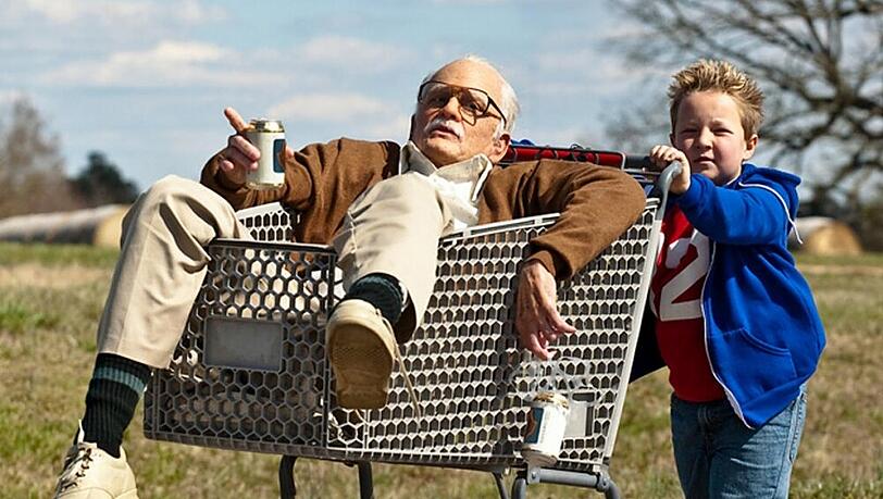 Johnny Knoxville und Jackson Nicoll rollen auf Platz eins Johnny Knoxville und Jackson Nicoll rollen auf Platz eins