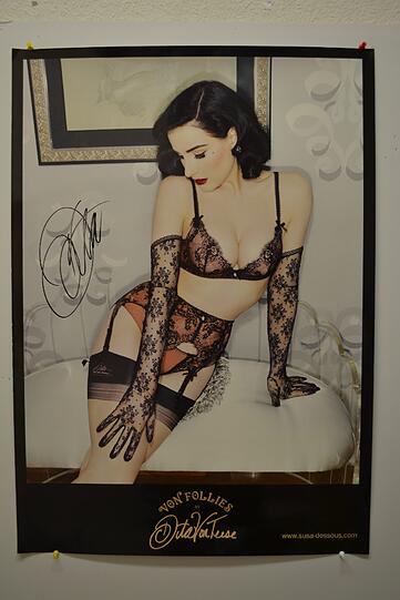 Karstadt und Die Abendzeitung verlosen diese handsignierten Poster von Dita Von Teese