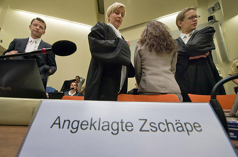 Die Angeklagte Beate Zschäpe (2.v.r.) steht im Gerichtssaal in München zwischen ihren Anwälten Wolfgang Stahl (l), Anja Sturm (2.v.l.) und Wolfgang Heer (r).