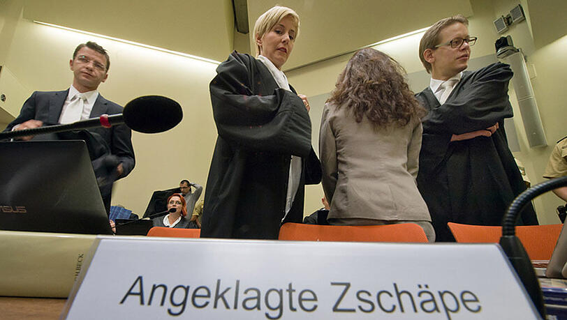 Die Angeklagte Beate Zschäpe (2.v.r.) steht im Gerichtssaal in München zwischen ihren Anwälten Wolfgang Stahl (l), Anja Sturm (2.v.l.) und Wolfgang Heer (r).