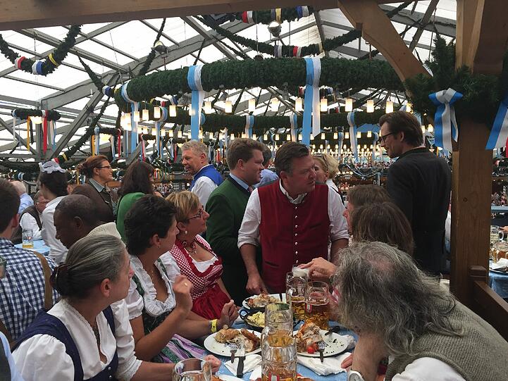 Davor allerdings beschäftigen sie sich lieber mit wichtigeren Dingen. Essen zum Beispiel ...