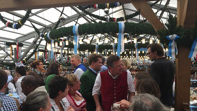 Davor allerdings beschäftigen sie sich lieber mit wichtigeren Dingen. Essen zum Beispiel ... Davor allerdings beschäftigen sie sich lieber mit wichtigeren Dingen. Essen zum Beispiel ...