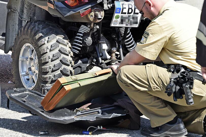 Die Polizei entdeckte am Unfallort auch ein Gewehr und Munition.