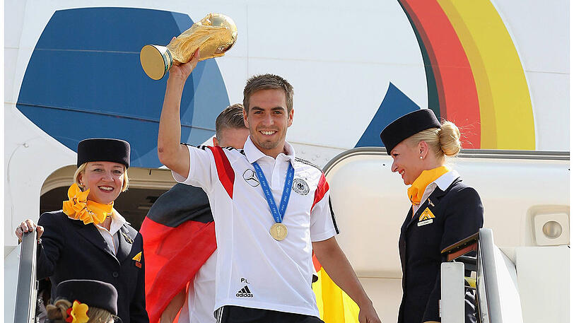Höhepunkt einer tollen Karriere: Philipp Lahm bei der Rückkunft aus Brasilien mit dem WM-Pokal.