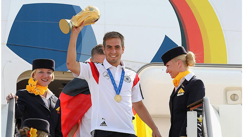 Höhepunkt einer tollen Karriere: Philipp Lahm bei der Rückkunft aus Brasilien mit dem WM-Pokal. Höhepunkt einer tollen Karriere: Philipp Lahm bei der Rückkunft aus Brasilien mit dem WM-Pokal.