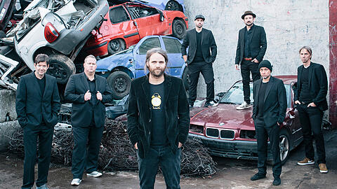 Blech trifft auf Blech: Der Keller Steff inmitten seiner Big Band.