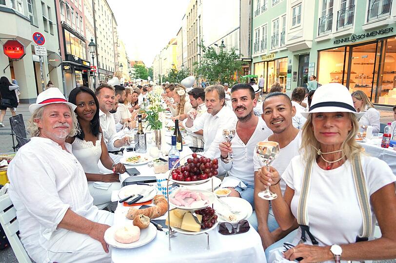 Spontanaktion auf der Sendlinger Straße: Die weiße Tafel reichte vom Sendlinger Tor bis zur Hackenstraße.