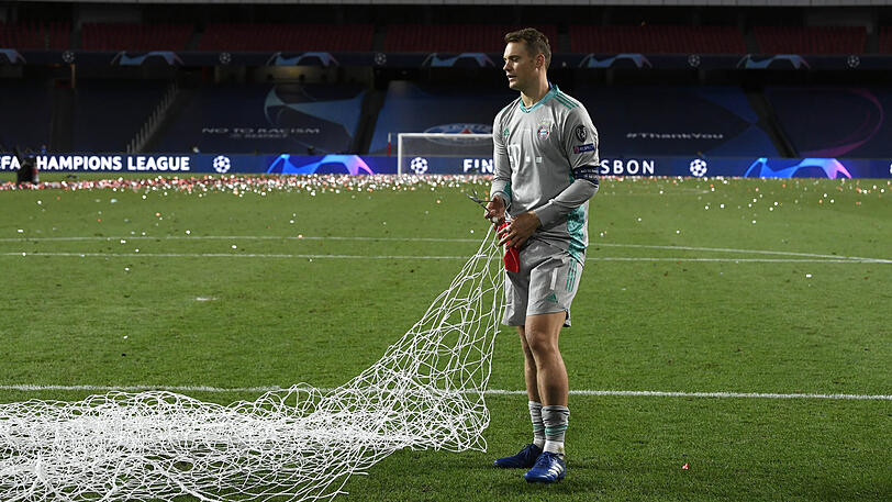 Souvenir aus Lissabon: Bayern-Kapitän Manuel Neuer mit dem Tornetz.