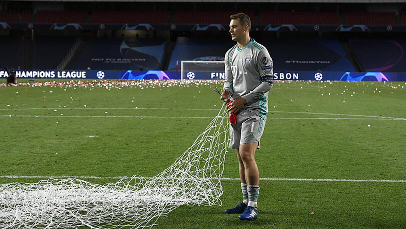 Souvenir aus Lissabon: Bayern-Kapitän Manuel Neuer mit dem Tornetz. Souvenir aus Lissabon: Bayern-Kapitän Manuel Neuer mit dem Tornetz.