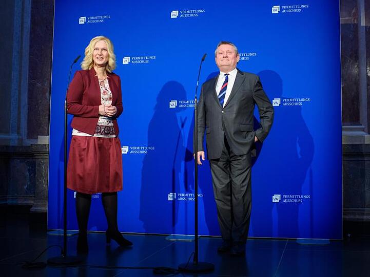 Mecklenburg-Vorpommerns Regierungschefin Manuela Schwesig und der Vorsitzende des Vermittlungsausschusses, Hermann Gröhe, sprechen zu Medienvertretern.