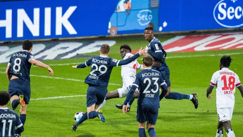 Amadou Onana (M) ebnete mit seinem Tor dem HSV den Weg zum Sieg beim Spitzenspiel in Bochum.