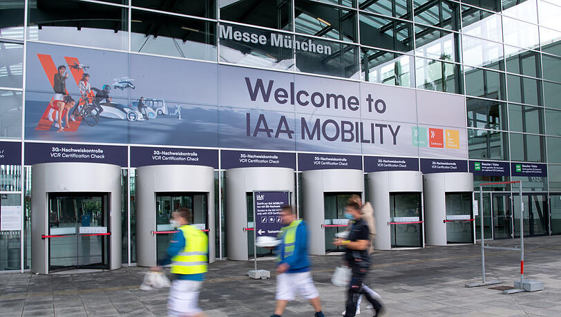 Am Messegelände kann man schon Plakate der IAA sehen. Am Messegelände kann man schon Plakate der IAA sehen.
