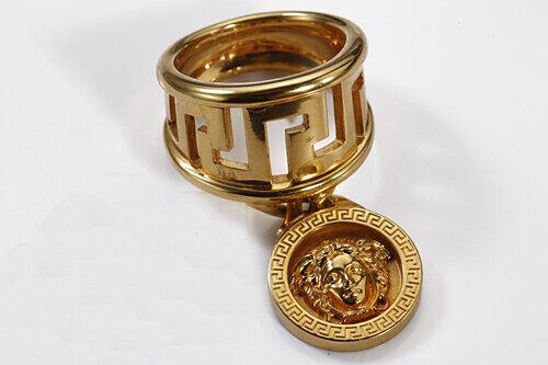 Startgebot 350 Euro für diesen Ring, signiert von Versace.