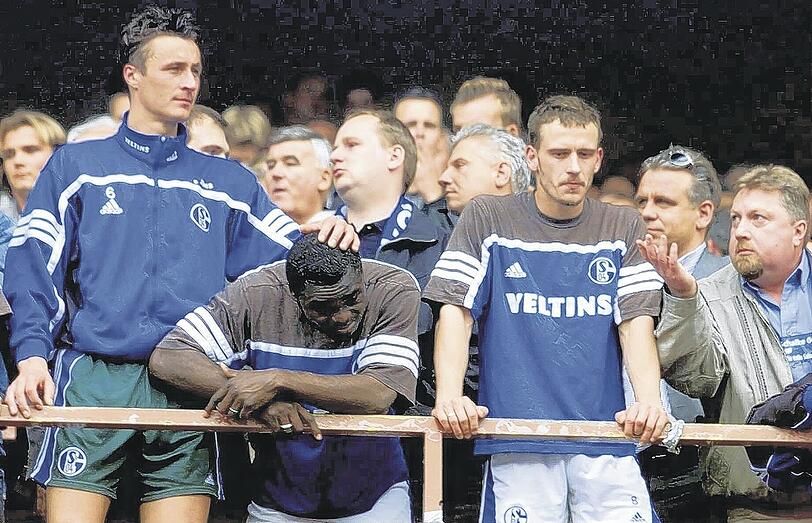 Königsblaue Hölle im Mai 2001: Die Schalker um Asamoah weinen trotz des 5:3 gegen Haching, Bayern holte dank des Last-Minute-Ausgleichs in Hamburg doch noch den Titel.