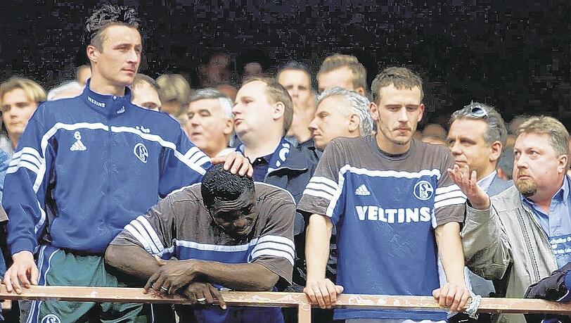 Königsblaue Hölle im Mai 2001: Die Schalker um Asamoah weinen trotz des 5:3 gegen Haching, Bayern holte dank des Last-Minute-Ausgleichs in Hamburg doch noch den Titel. Königsblaue Hölle im Mai 2001: Die Schalker um Asamoah weinen trotz des 5:3 gegen Haching, Bayern holte dank des Last-Minute-Ausgleichs in Hamburg doch noch den Titel.