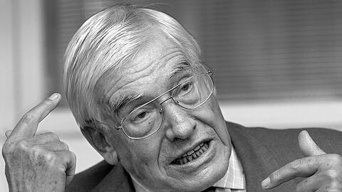 Christian Schwarz-Schilling trieb als Bundespostminister in den 80er Jahren die Breitbandverkabelung und die Entwicklung des Privatfernsehens voran. (Archivbild)