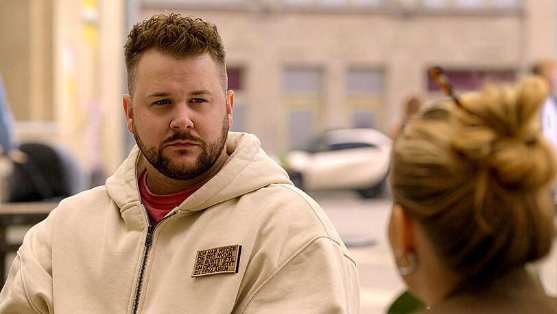"GZSZ": Jonas (l.) gesteht vor Johanna seine Eifersucht. "GZSZ": Jonas (l.) gesteht vor Johanna seine Eifersucht.